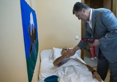 Порошенко посетил раненых военных: вручил им награды за мужество