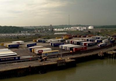 В порту Великобритании в металлическом контейнере обнаружили 68 нелегалов