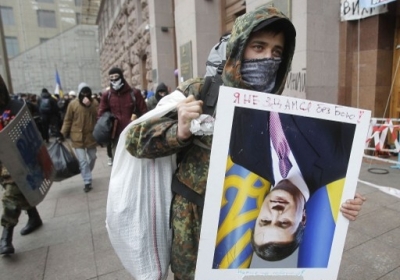 Демонстранти спалили портрет Януковича під офісом ПР