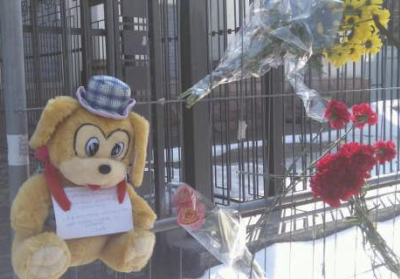 Під посольство Росії у Києві приносять квіти та іграшки у зв’язку з пожежею у Кемерово