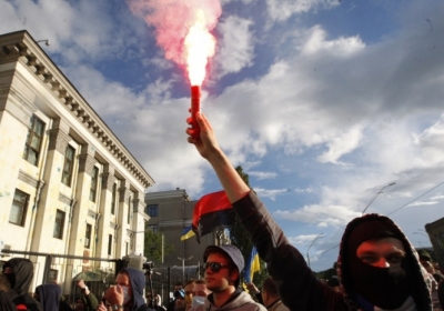 У Києві піротехнікою атакували посольство РФ