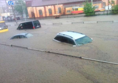 Негода у Львові: рятувальники визволили понад 100 людей із затоплених авто, - ВІДЕО
