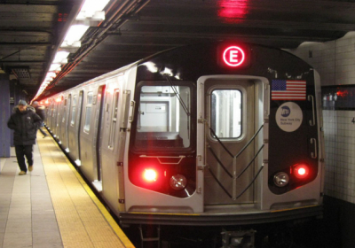 В Нью-Йорке поезд сошел с рельсов, более 30 человек пострадали
