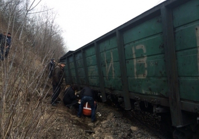 У Львівській області вантажний потяг зійшов з рейок: два вагони впали в річку