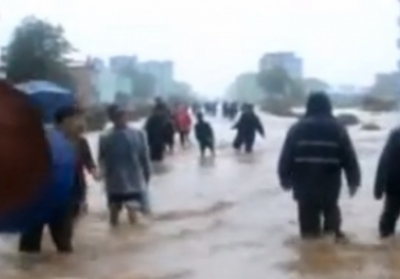 Из-за мощного наводнения в КНДР погибли 40 человек - видео