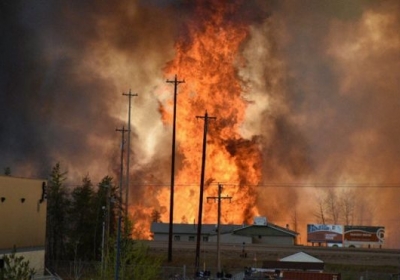Из-за сильного пламени канадский город остался отрезанным от остальной территории