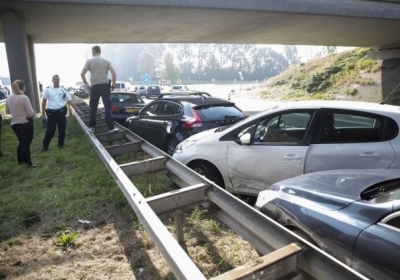 В Нидерландах на трассе столкнулись 150 автомобилей: есть жертвы - видео