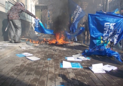 Активісти підпалили офіс Партії регіонів