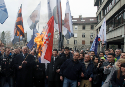 Хорватские депутаты оставили Сербию после того, как националист Шешель растоптал флаг