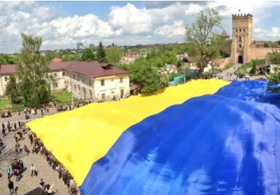 Луцкая молодежь развернула самый большой в мире флаг Украины