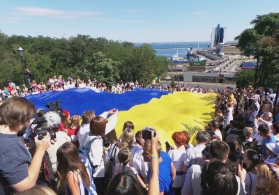 В Одесі розгорнули величезне синьо-жовте полотнище до Дня Прапора, - фото