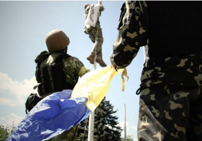 Над Дзержинськом військові підняли державний прапор України
