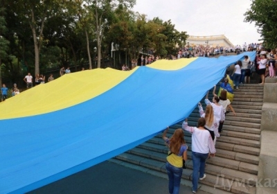 На Потьомкінських сходах в Одесі розгорнули 24-метровий прапор України, - фото