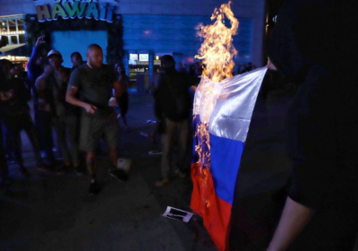 В Одессе сожгли российский флаг на пикете против концерта российской певицы