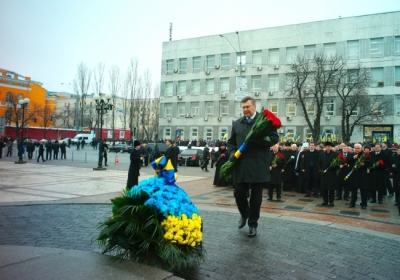 Віктор Янукович покладає квіти до пам