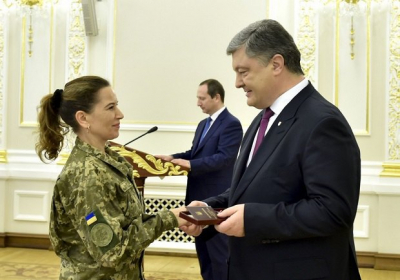 Порошенко назвал количество женщин в украинской армии