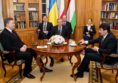 ВІктор Янукович, Броніслав Коморовський та Янош Адер. Фото: president.gov.ua