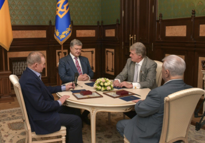 Порошенко обсудил с тремя экс-президентами развитие Украины