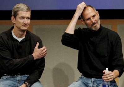Теперішній керівник Apple Тім Кук та засновник компанії Стів Джобс. Фото: ЕРА