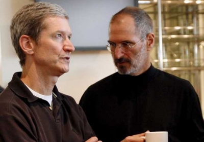 Теперішній керівник Apple Тім Кук та засновник компанії Стів Джобс. Фото: ЕРА