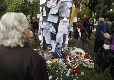Греки оплакують смерть зневіреного пенсіонера. Фото: EPA.