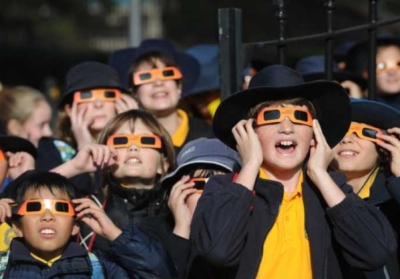 Діти в спеціальних окулярах спостерігають проходження Венери в Сіднеї. Фото: ЕРА