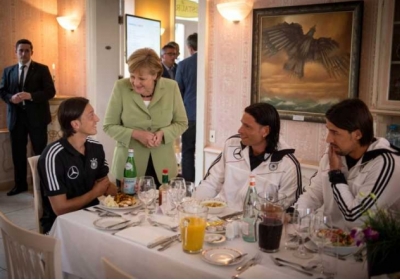 Меркель повечеряла зі збірною Німеччини (фото)