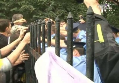 Активісти біля Святошинського райвідділу міліції. Фото: ТВі.