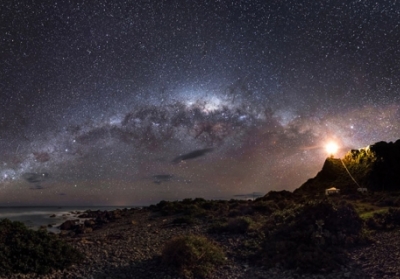 Знімок-переможець конкурсу астрономічного фото-2013. На фото зображений Чумацький шлях, знятий на острові Північний (Нова Зеландія). Ліворуч помітні Магелланові хмари - галактики-супутники Чумацького шляху. Фото: Mark Gee
