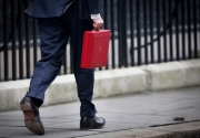 Номінація «Кращий бізнес-фотограф»: «червона валізка» канцлера казначейства Великобританії Джорджа Осборна. Фото: Jason Alden / Bloomberg / The Independent