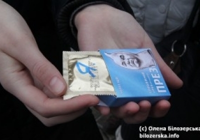 Суд визнав, що роздавати біло-голубі презервативи - законно