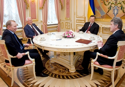Встреча четырех: Янукович советуется с бывшими президентами