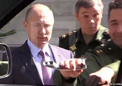 Путін не зміг оглянути автомобіль 
