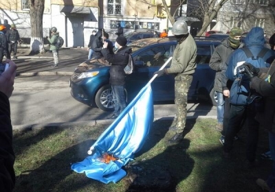 Протестувальники штурмують офіс ПР на Липській