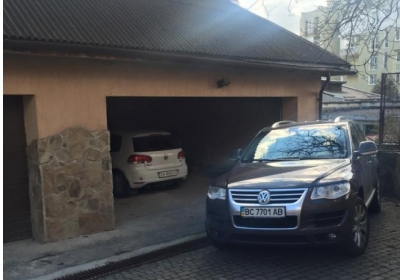 Львів'янка звинувачує прокурора у спробі відібрати її гараж, - фото