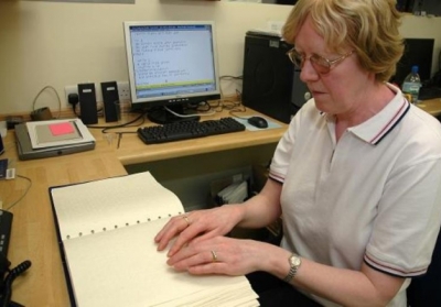 Вчені зі США створили кільце FingerReader, яке читає текст вголос