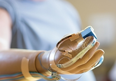 Ученые из США создали протез руки, который возвращает человеку ощущение прикосновения 