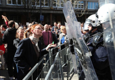 Протестующие окружили резиденцию президента Сербии