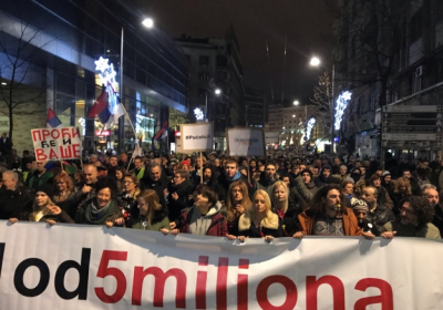В Белграде многотысячная толпа третий раз протестовала против президента Вучича