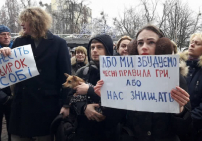 Активісти під будівлею поліції Київщини вимагають знайти убивць Ноздровської