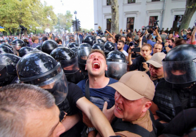 В Одессе продолжаются столкновения под мэрией, - ФОТО