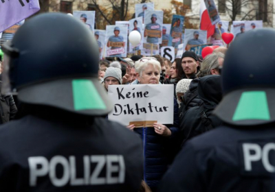 В Берлине тысячи людей вышли на протесты против Covid-ограничений несмотря на запрет