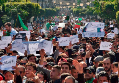 В Алжире продолжаются массовые протесты несмотря на отставку 82-летнего президента