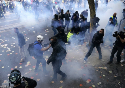 У Парижі - першотравневі протести, затримані 165 демонстрантів, - ФОТО
