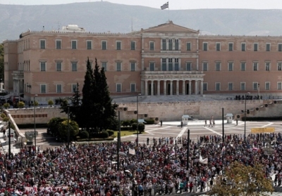 Греки на добу припинили роботу на знак протесту проти масових звільнень