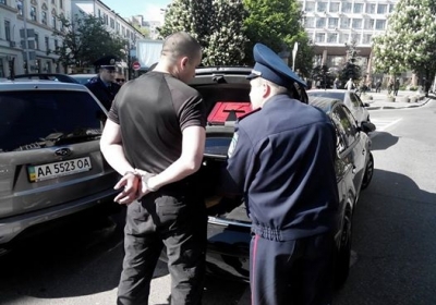 Біля Парку Слави міліція затримала провокатора з повним багажником зброї