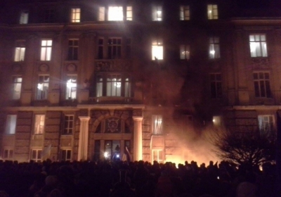 У Львові активісти захопили обласну прокуратуру: під будівлею палять документи