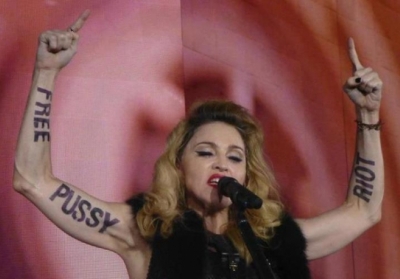 Мадонна під час свого концерту в Москві закликала звільнити Pussy Riot. Фото: blameitonmadonna.blogspot.com