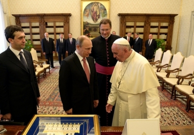 Путін виправдовується після запізнення на зустріч із Папою Римським