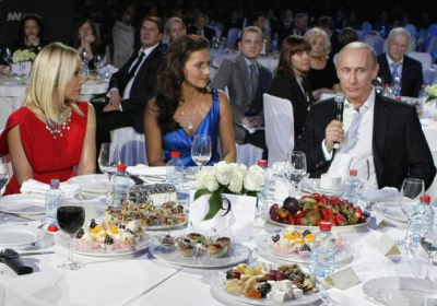 Орнелла Муті (ліворуч) на гала-вечері з Путіним у 2010 році